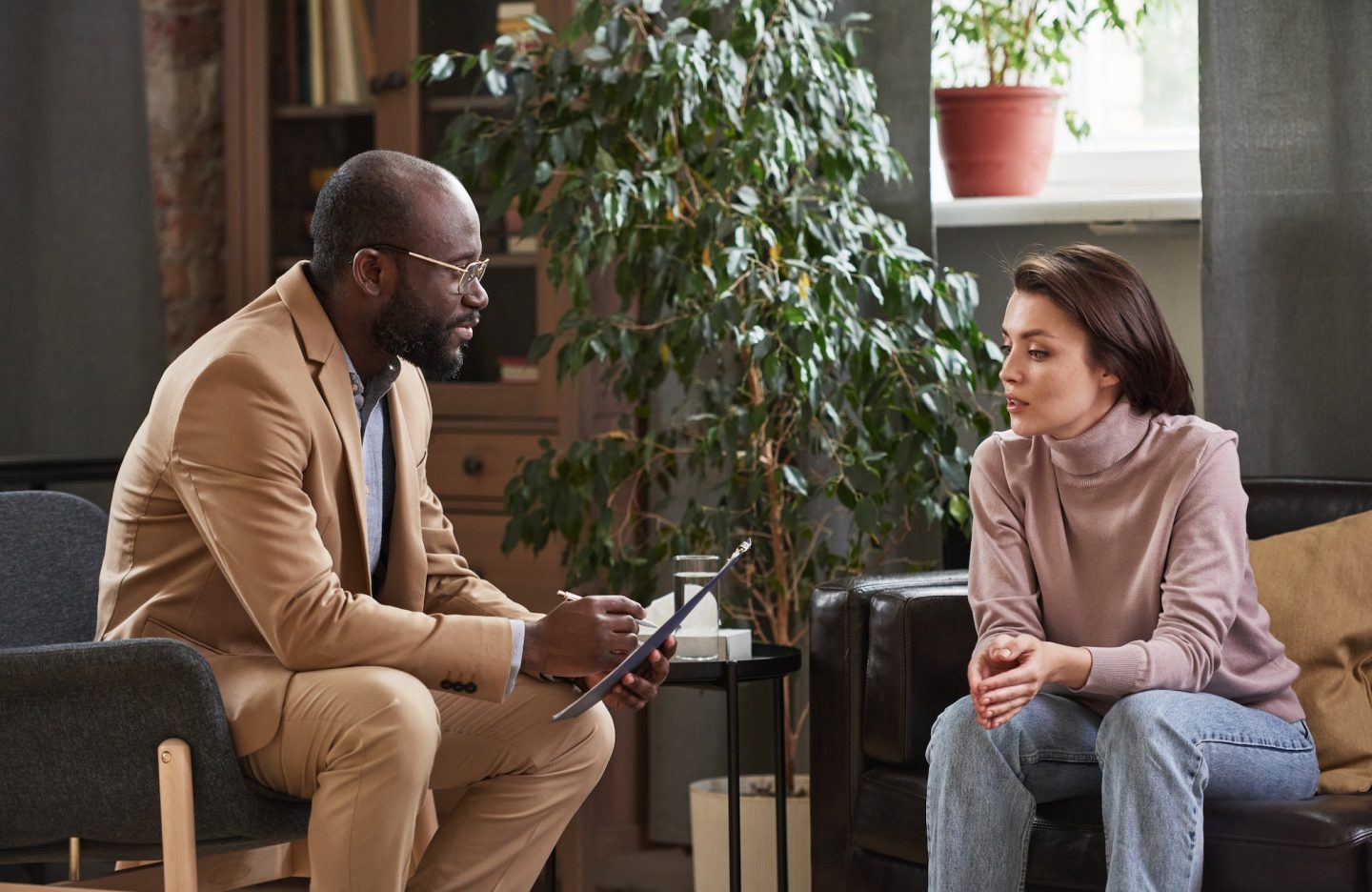 african-american-psychologist-working-with-womens-problem.jpg